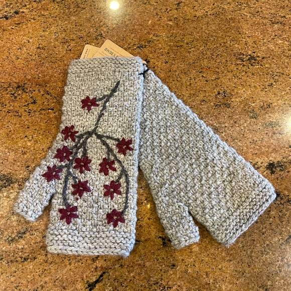 Andes Gifts Handmade Grey Floral Fingerless Gloves, Wrist Warmers & Headband main image 13